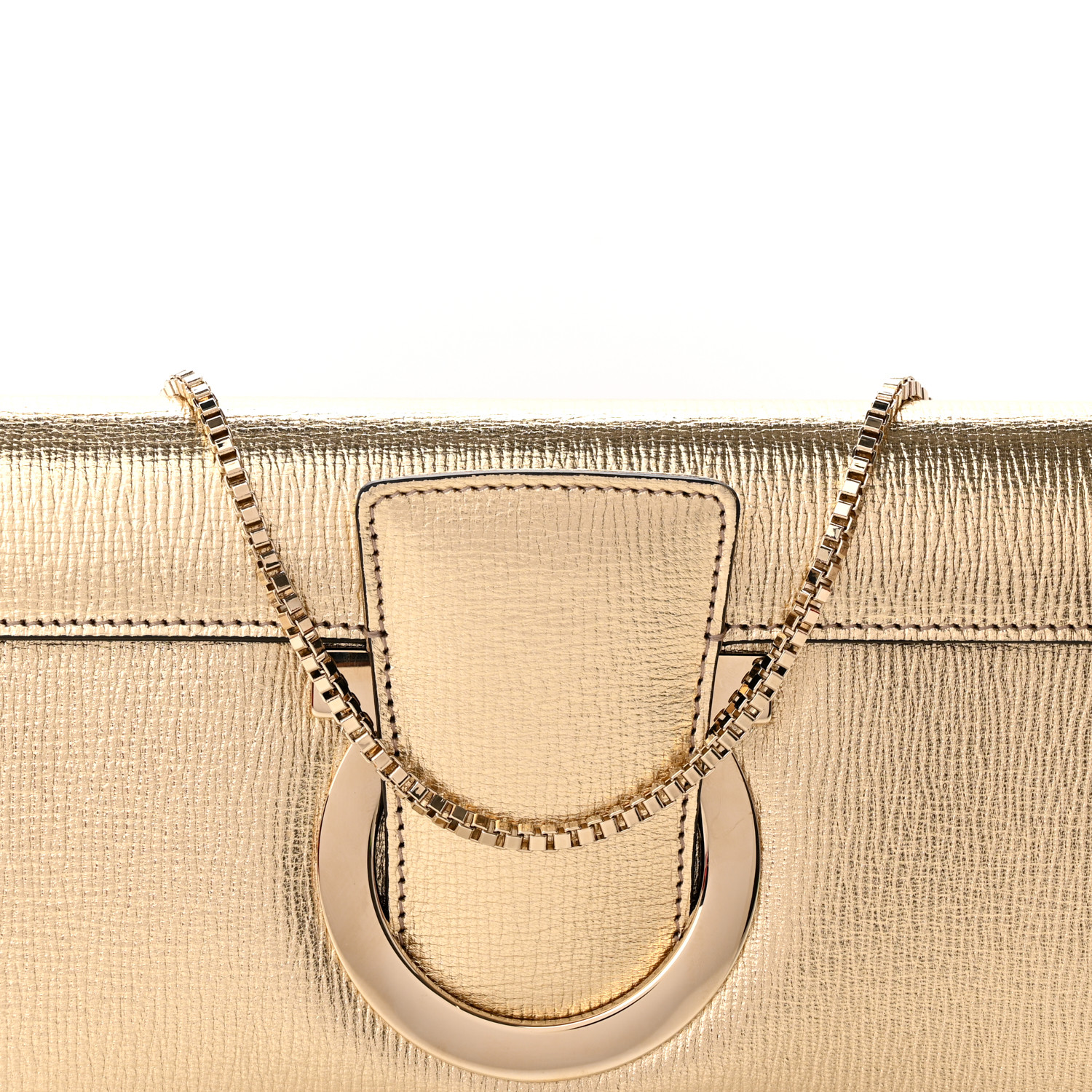 Salvatore Ferragamo ゴールド クラッチバッグ SALVATORE FERRAGAMO Metallic Hammered Calfskin Thalia Clutch