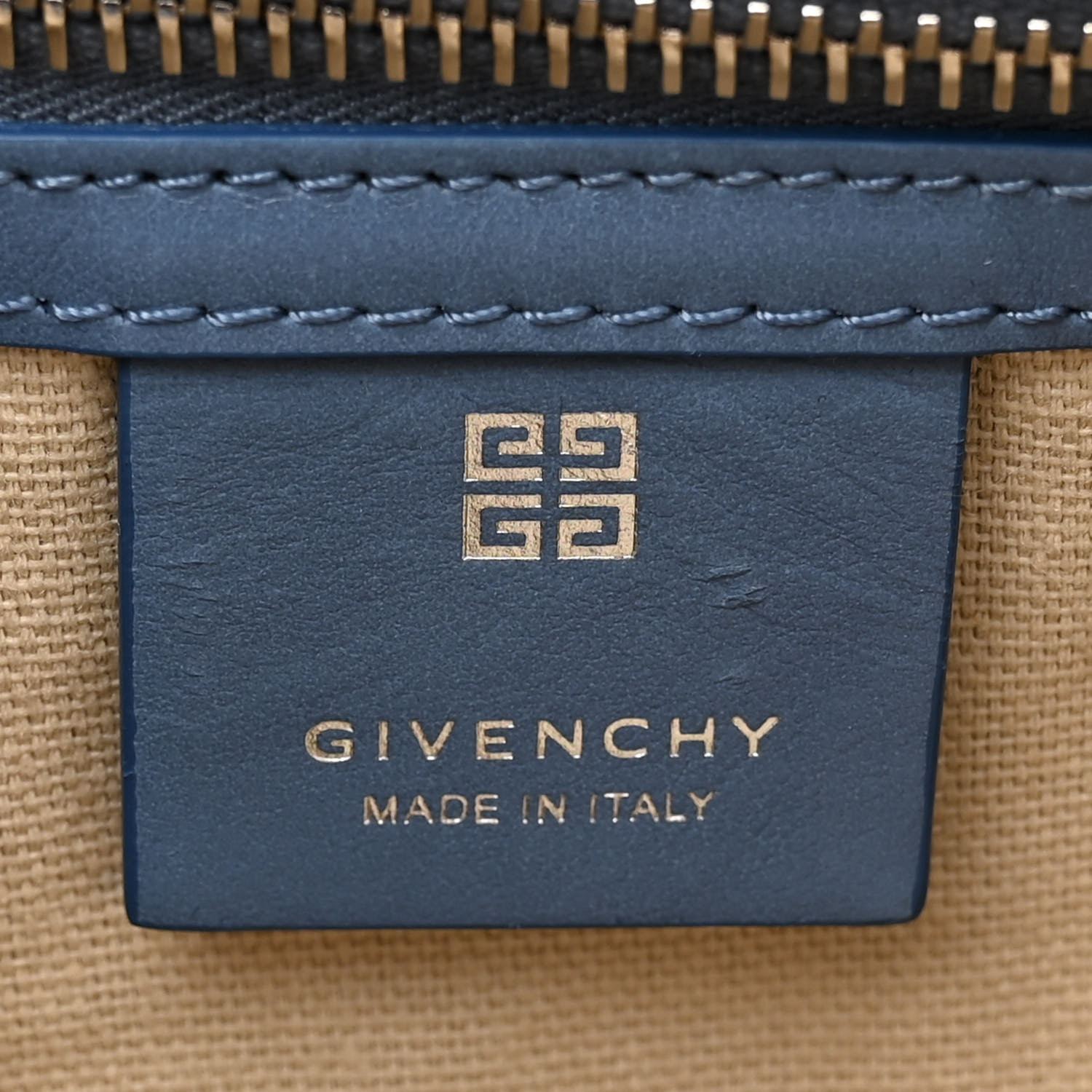 【GIVENCHY】ヴォワイユーバッグ ミディアム ウォッシュドデニム Nano Voyou bag in washed denim in - medium blue | Givenchy US