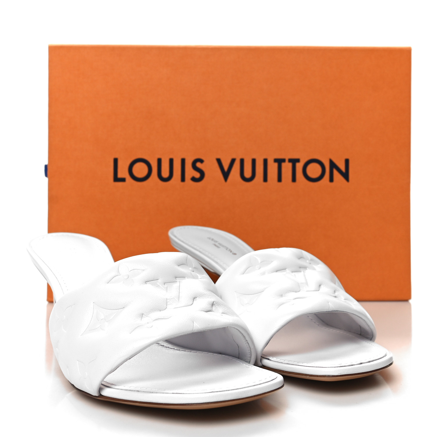 LOUIS VUITTON ホワイト ミュール　みこ LOUIS VUITTON Lambskin Embossed Monogram Revival Mid Heel