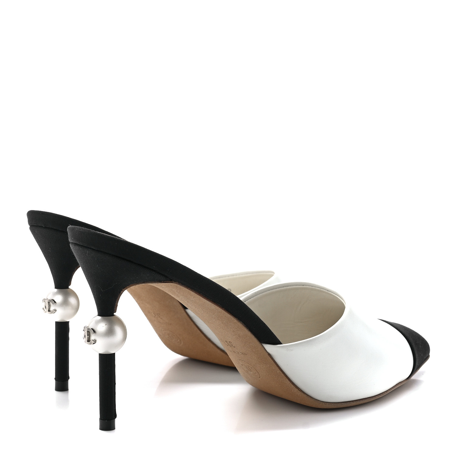 軽やか。洗練されたステップ♪【CHANEL】Patent Calfskin Mules CHANEL Patent Calfskin Mules 39 Black White Grey 1651433