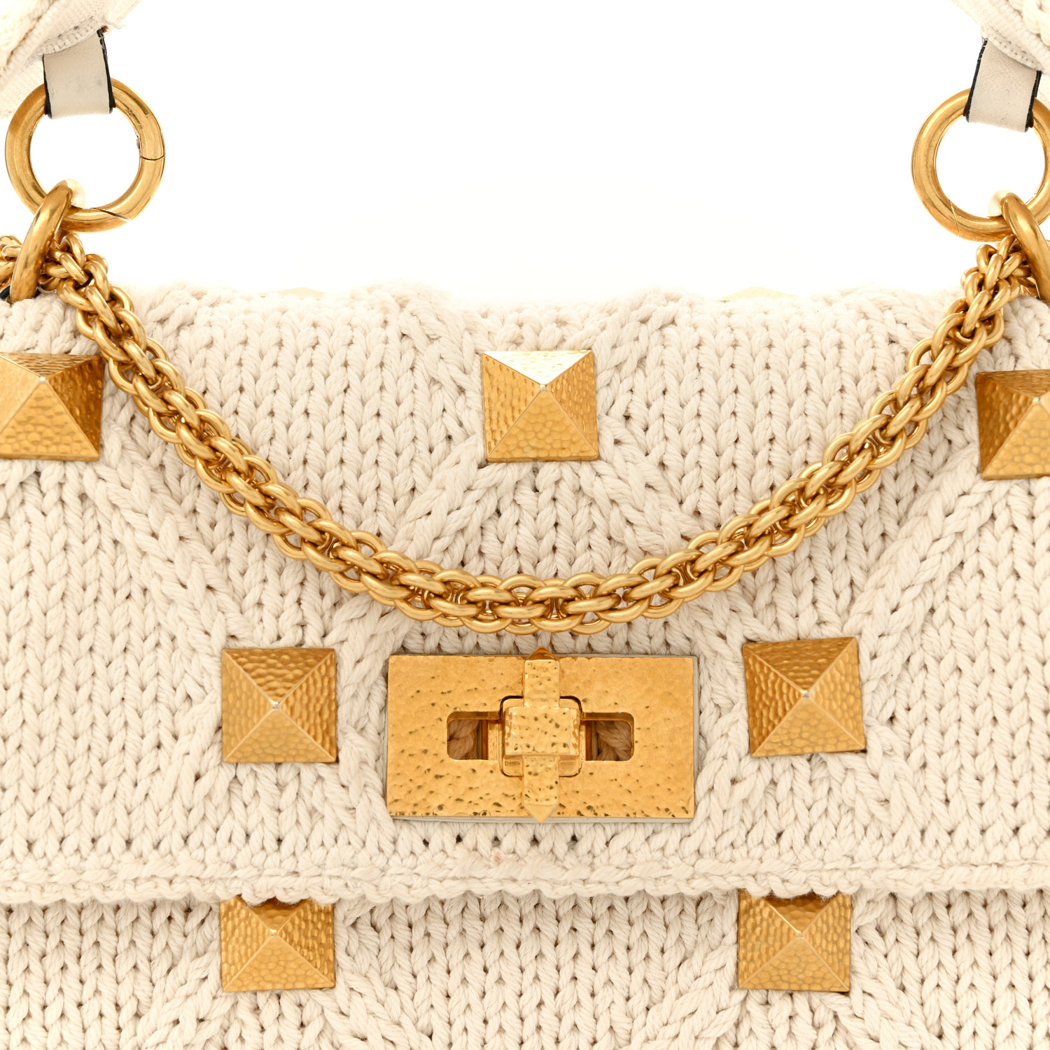 VALENTINOのショルダーバック♪★ ROMAN STUD 編みニット★ VALENTINO GARAVANI Roman Stud Cable-Knit Shoulder Bag | endource