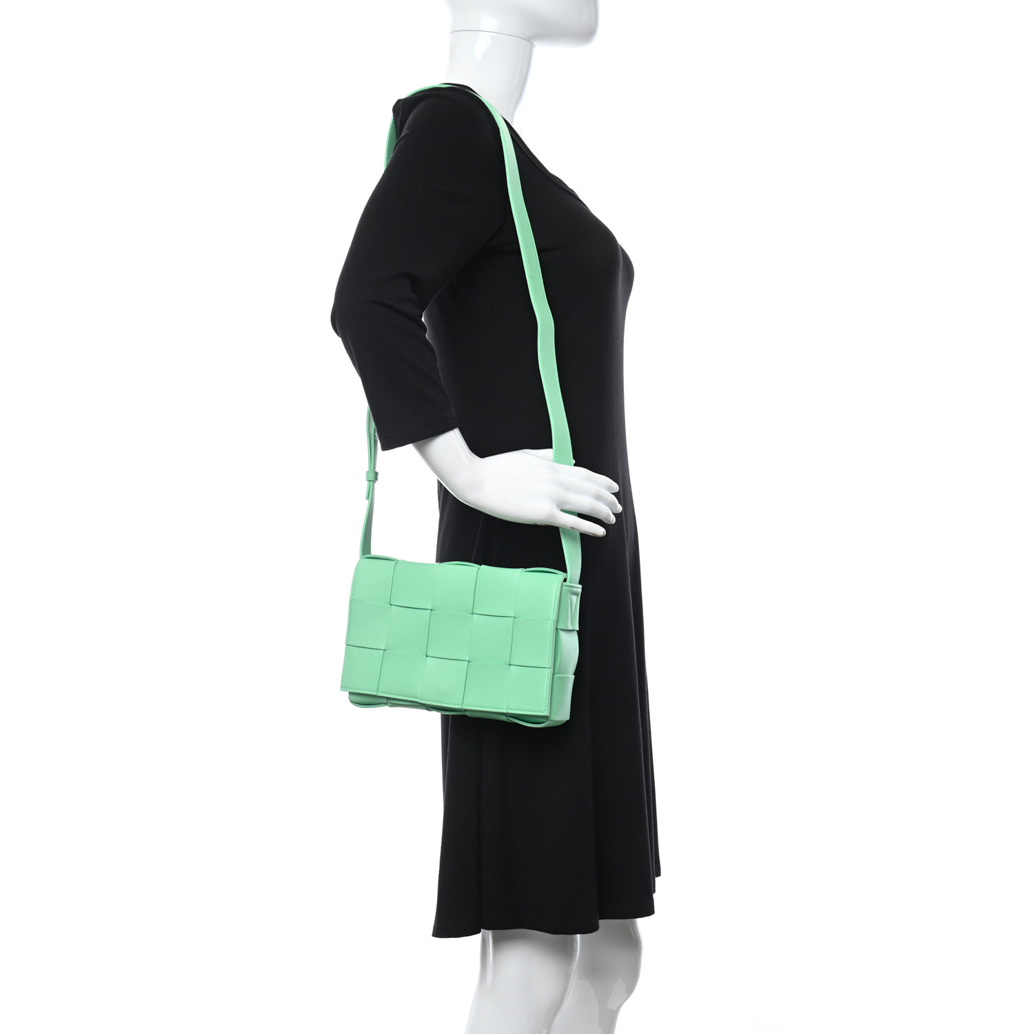 【BOTTEGA VENETA】Leather Cassette Bag Fountain BOTTEGA VENETA Lambskin Maxi Intrecciato Cassette Crossbody