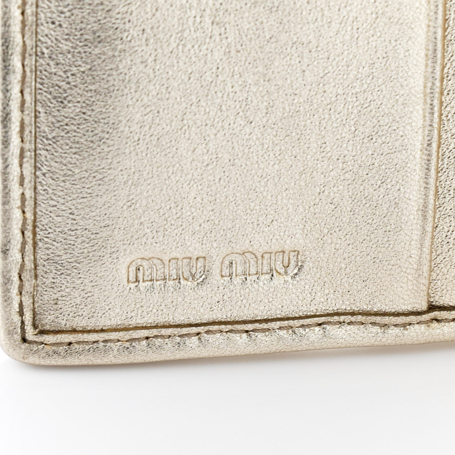 MiuMiu matelass leather logo wallet gold SS25 新作 ★ MIU MIU Metallic Nappa Matelasse Crystal Pearl Logo Compact