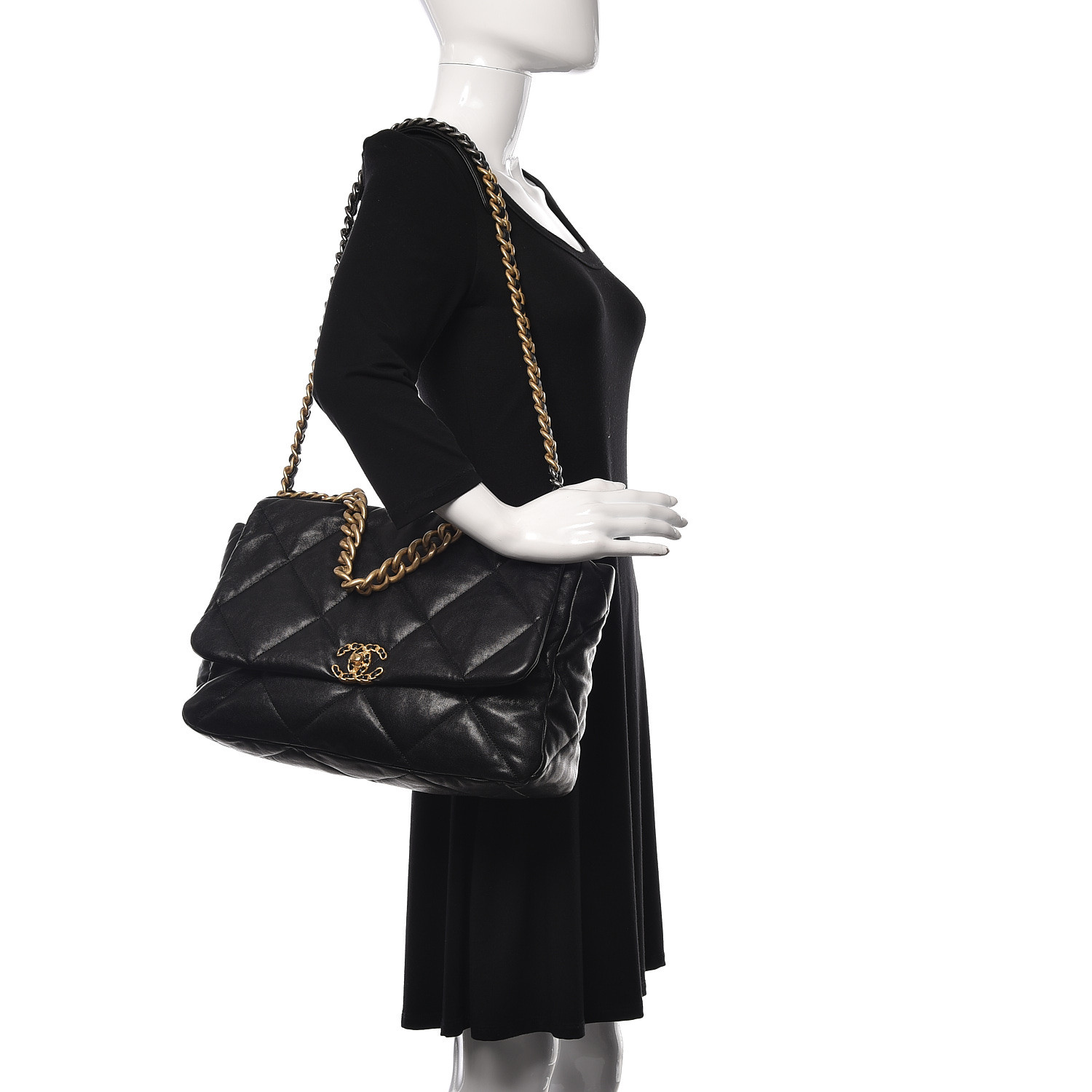 chanel maxi 19 bag