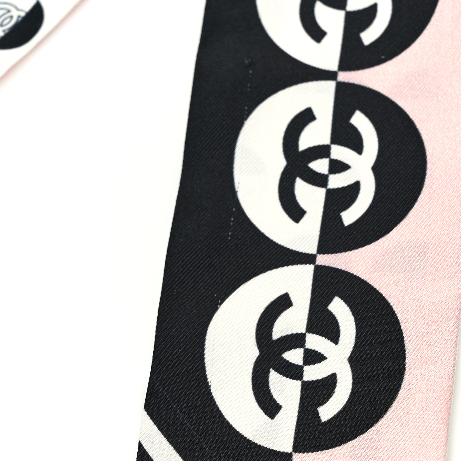【CHANEL】24P CC Logo Signature Printed Silk Twilly Bandeau Chanel Pink Silk CC Logo Leaf Print Slim Bandeau Scarf