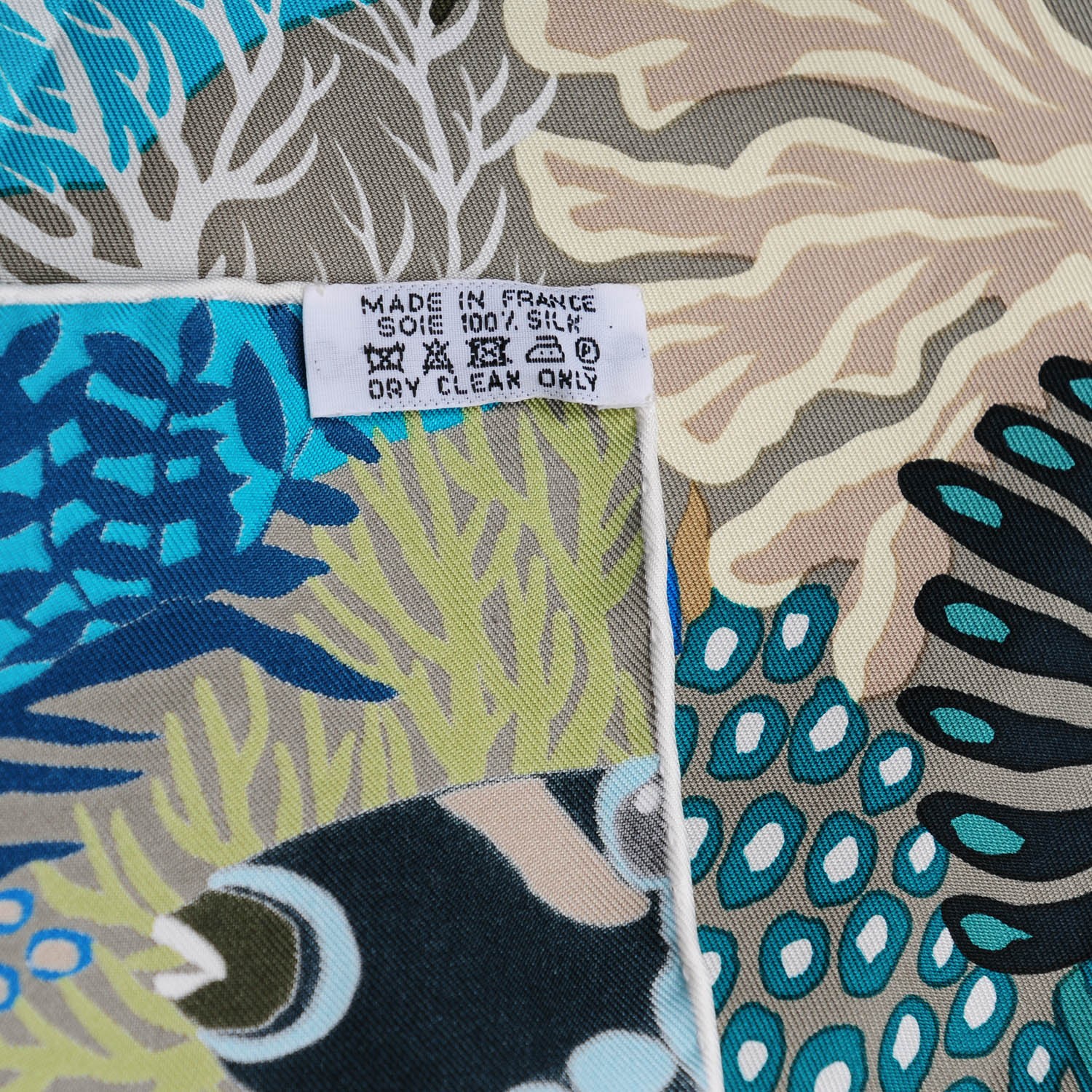 HERMES エルメス 【アンダー・ザ・ウェーブス】シルク100％ HERMES Silk Under The Waves Scarf 90 394895 | FASHIONPHILE