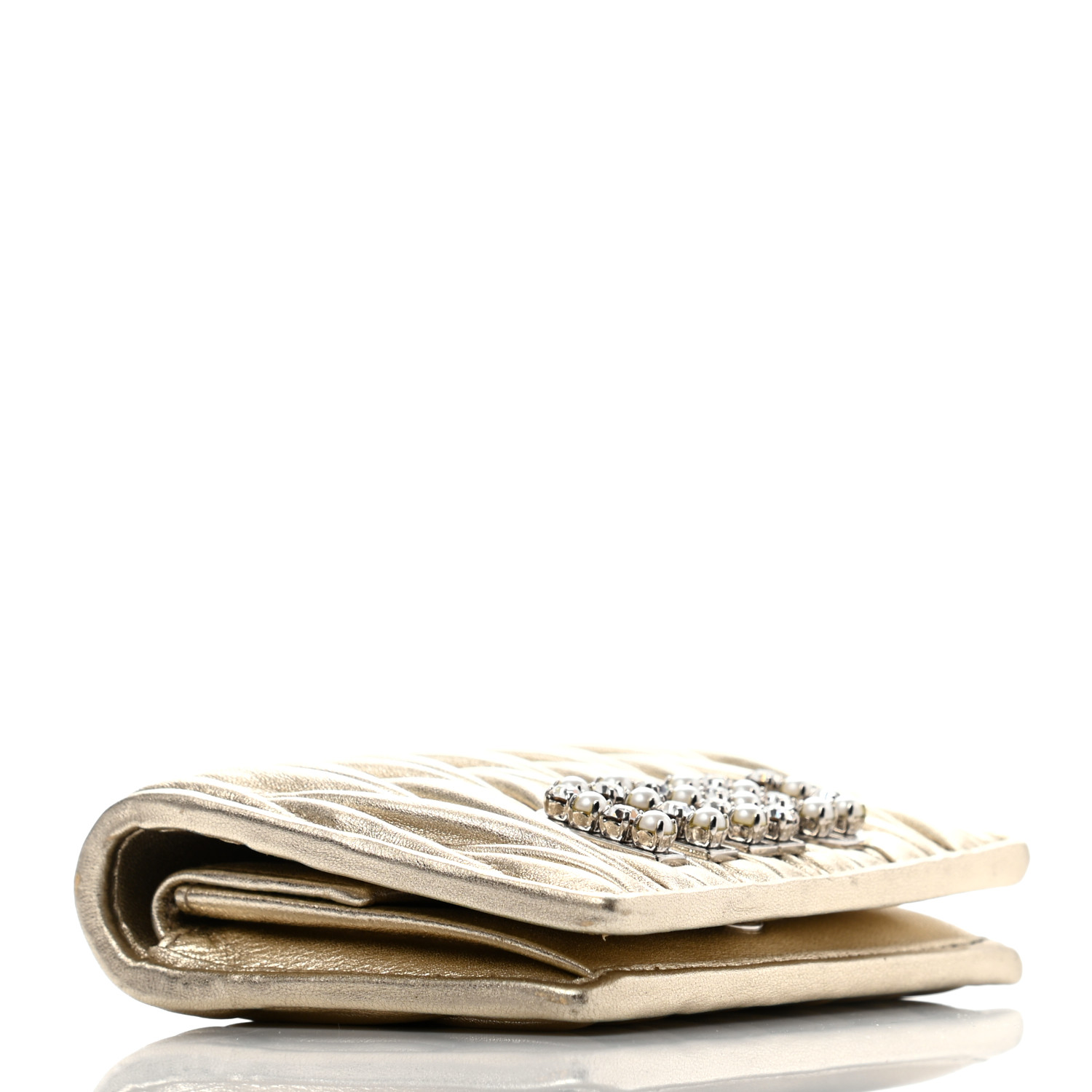 MiuMiu matelass leather logo wallet gold SS25 新作 ★ MIU MIU Metallic Nappa Matelasse Crystal Pearl Logo Compact