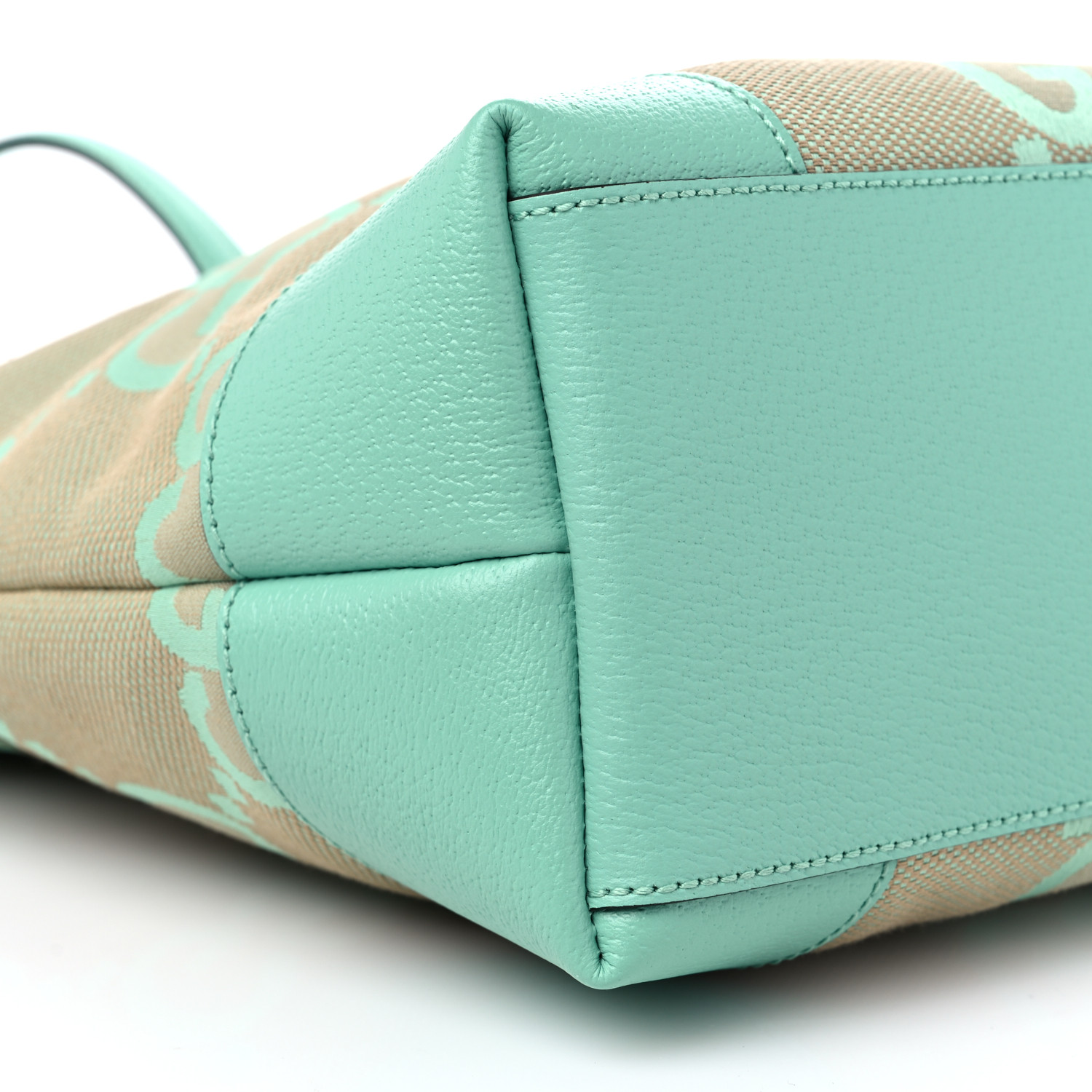 mint❁MINTGREEN　　GUCCI ベージュ GGパターン ポーチ GUCCI Monogram Jumbo GG Textured Dollar Calfskin Medium
