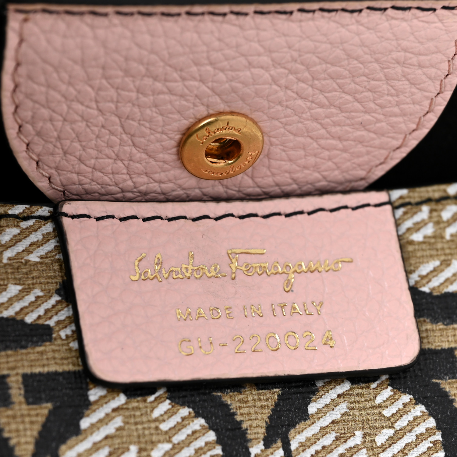 iPhone・スマホケース Salvatore Ferragamo Pastel Pink Leather Gancini Phone Case s-l1200.jpg