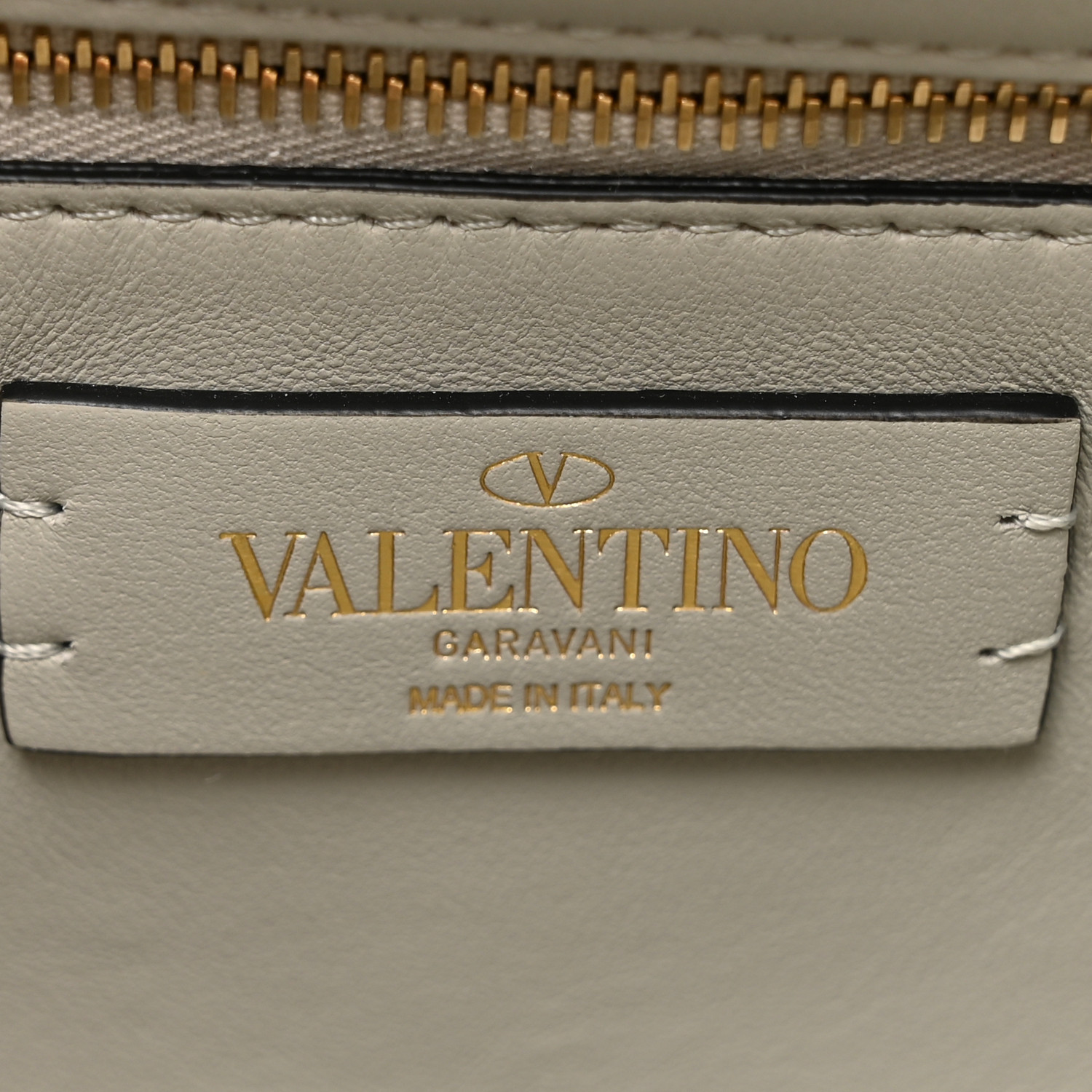 【関税&送料込】Valentino Garavani Ivory Nappa Leather Large VALENTINO GARAVANI Nappa Large Roman Stud Shoulder Bag Ivory