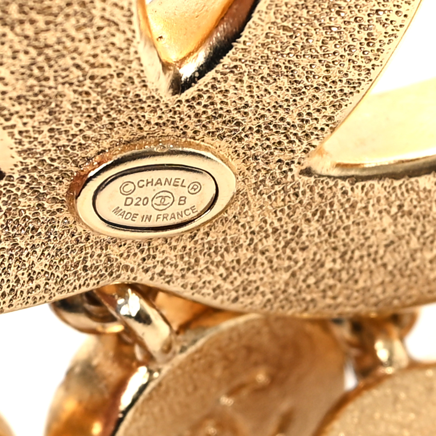 CHANEL チャーム ゴールド Chanel Medallion Brooch Pin Gold 1246/28 – AMORE Vintage Tokyo