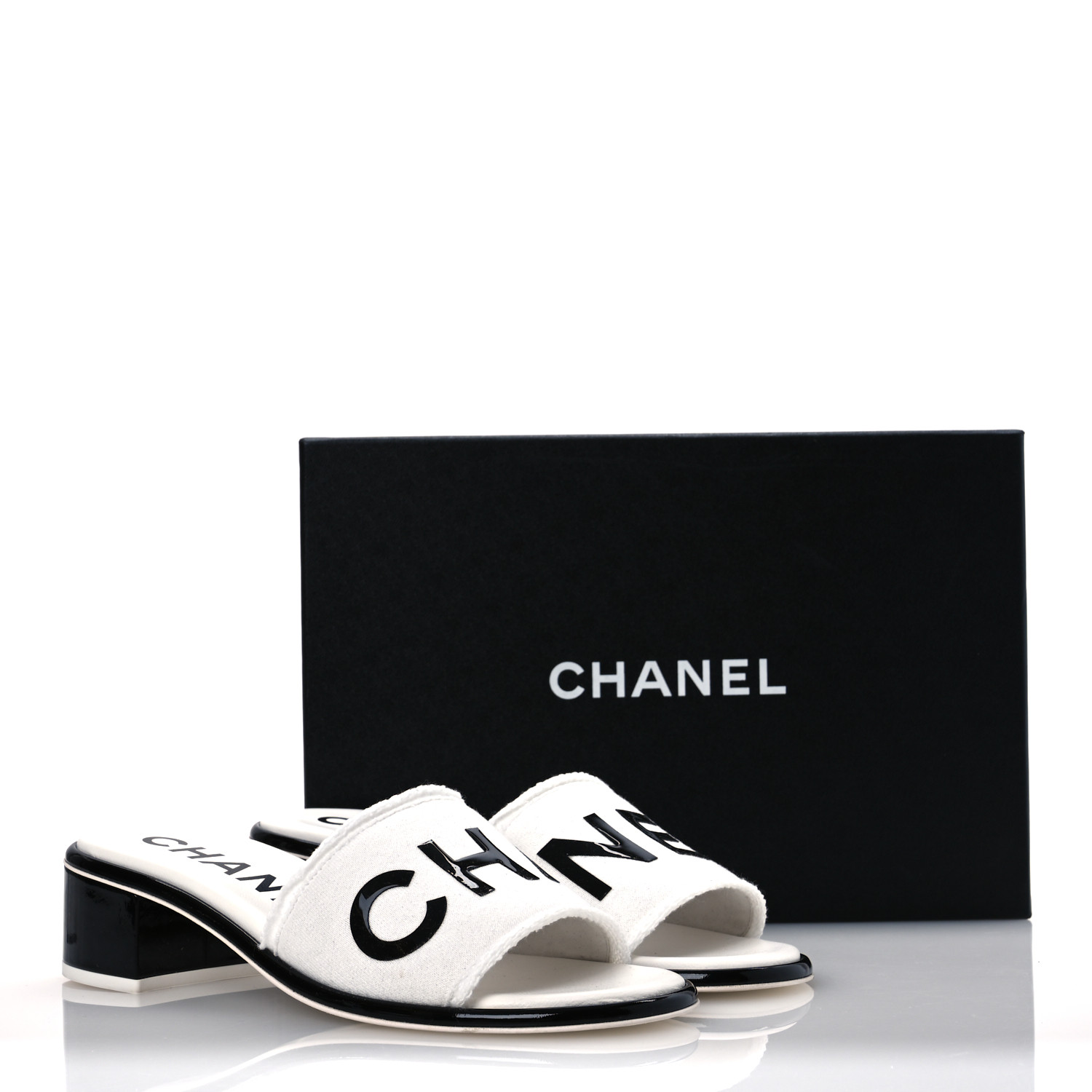 CHANEL　ミュール CHANEL Y2K Patent Leather Mules Silver CC Logo Butter Yellow