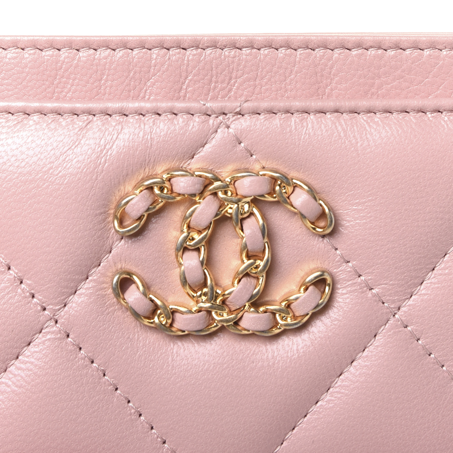 CHANEL Shiny Goatskin Quilted Chanel 19 Card Holder Light