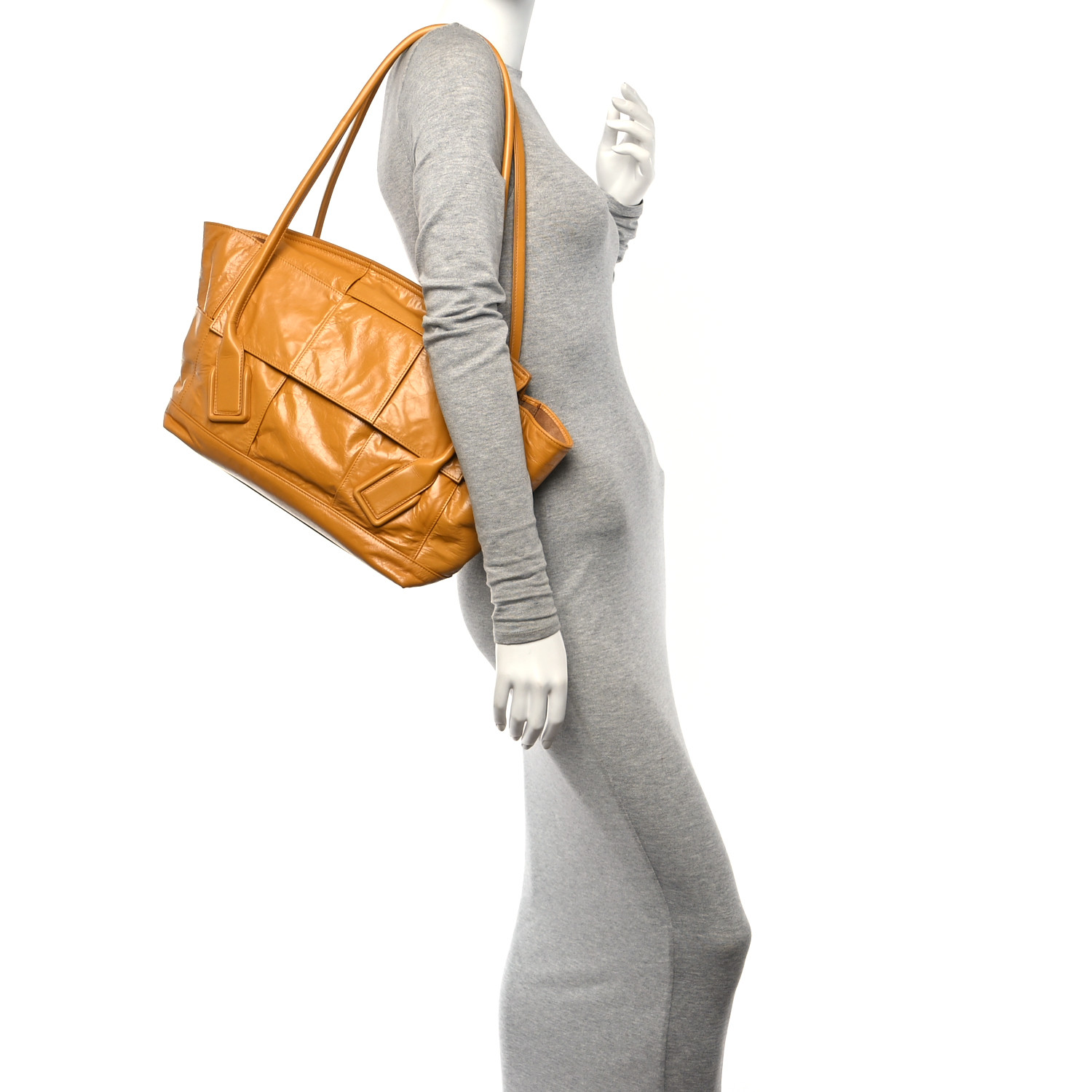 BOTTEGA VENETA Paper Calfskin Maxi Intrecciato Medium Arco