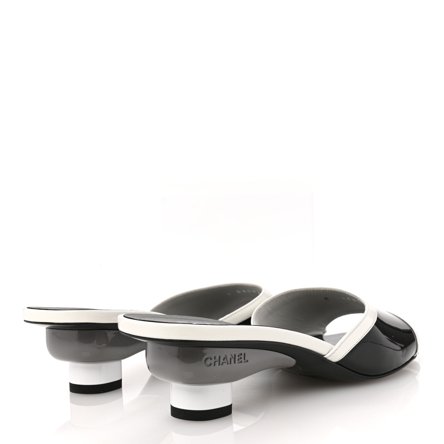 軽やか。洗練されたステップ♪【CHANEL】Patent Calfskin Mules CHANEL Patent Calfskin Mules 39 Black White Grey 1651433