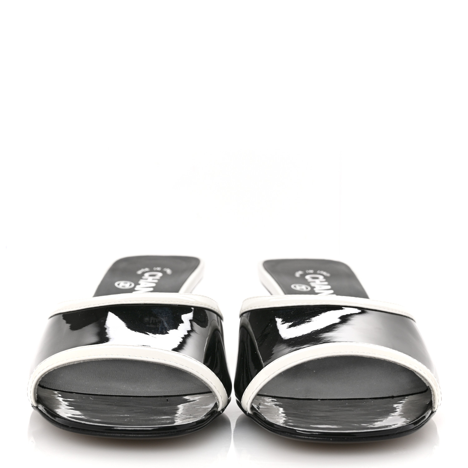 軽やか。洗練されたステップ♪【CHANEL】Patent Calfskin Mules CHANEL Patent Calfskin Mules 39 Black White Grey 1651433