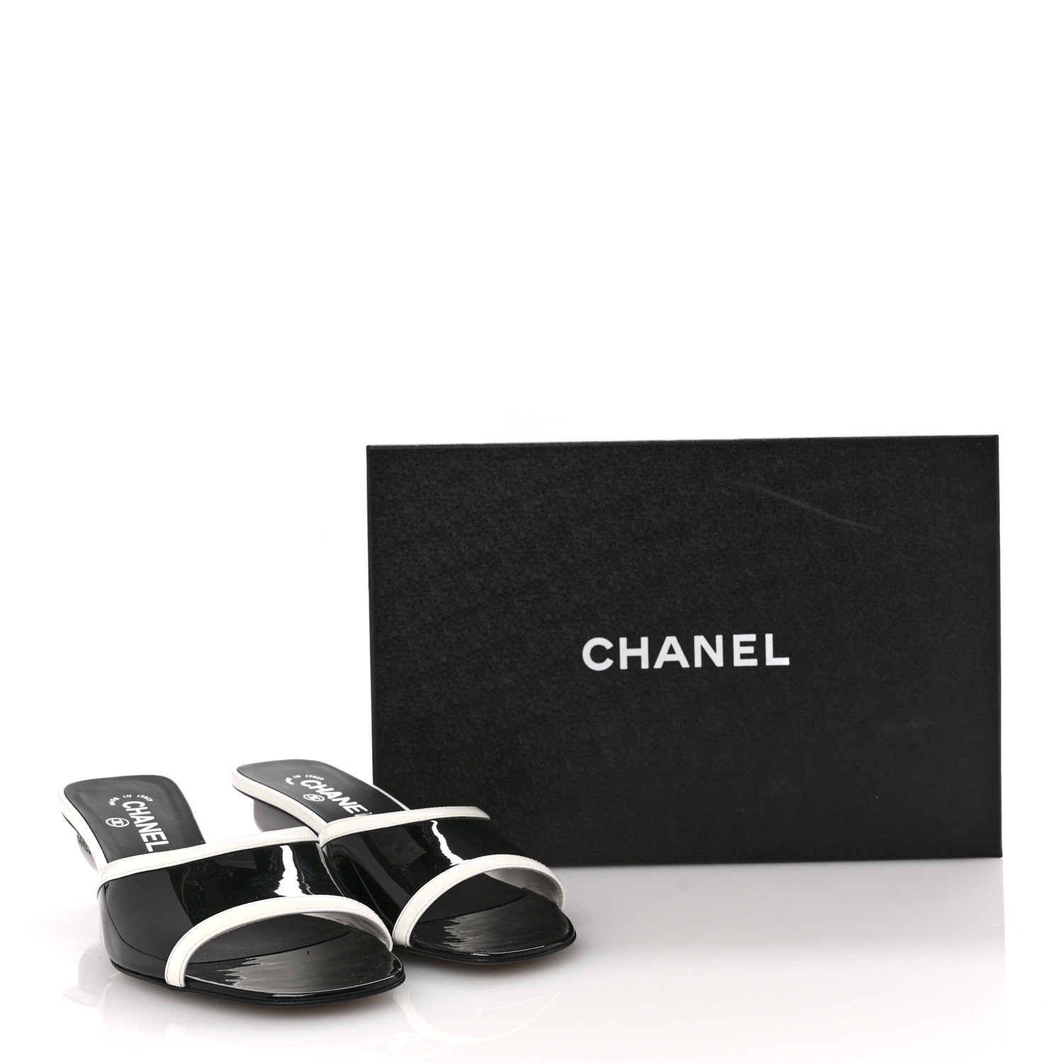 軽やか。洗練されたステップ♪【CHANEL】Patent Calfskin Mules CHANEL Patent Calfskin Mules 39 Black White Grey 1651433