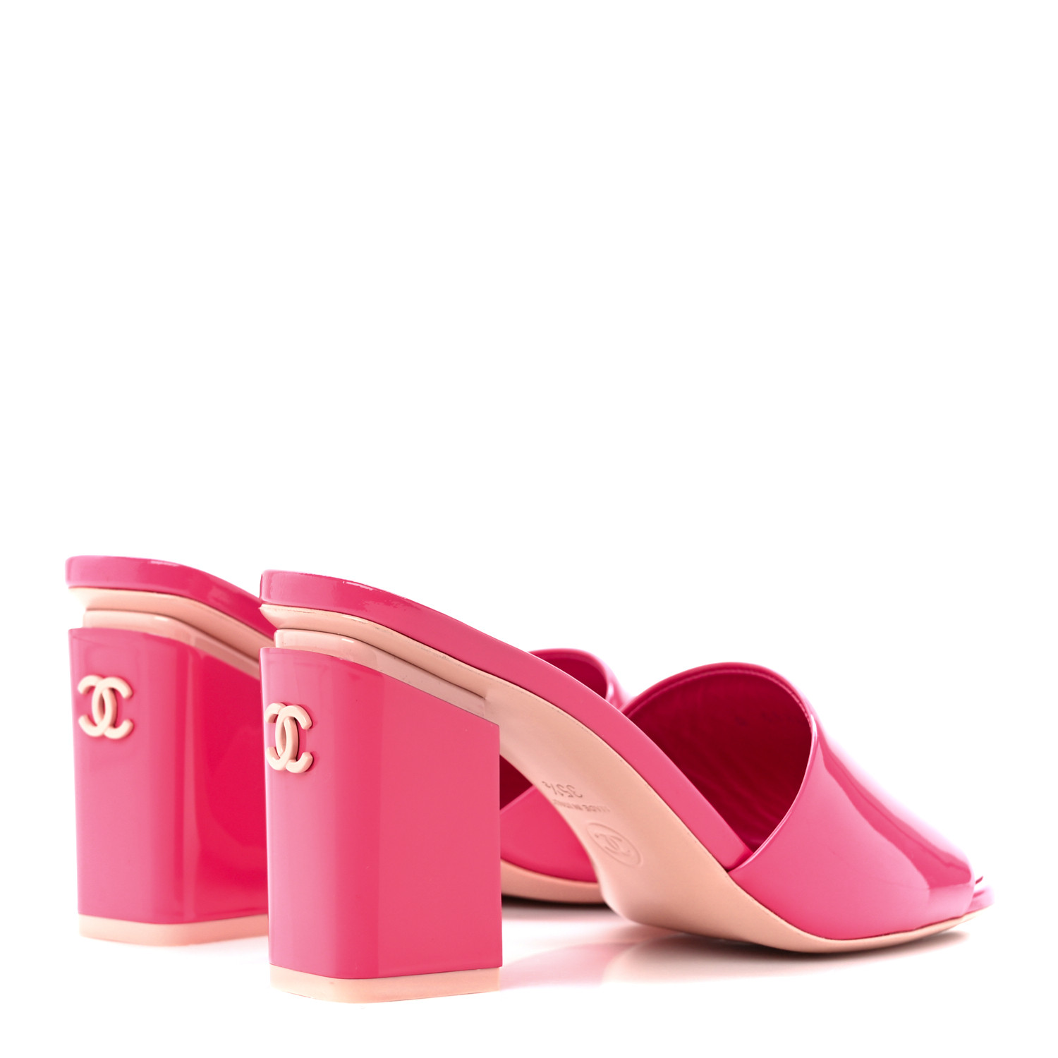 軽やか。洗練されたステップ♪【CHANEL】Patent Calfskin Mules CHANEL Patent Calfskin Mules 37.5 Black White 1660458