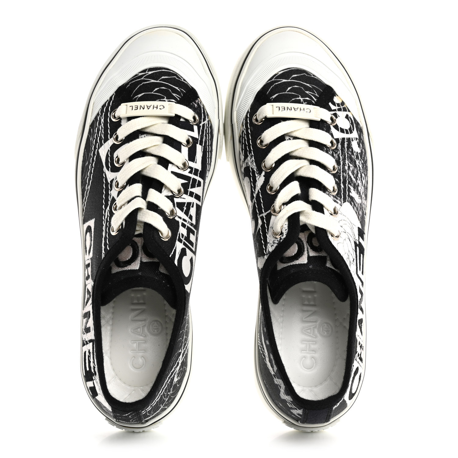 CHANEL ロゴ入り　キャンバススニーカー38.5 CHANEL Printed Fabric Low Top Logo Sneakers 38.5 White Black