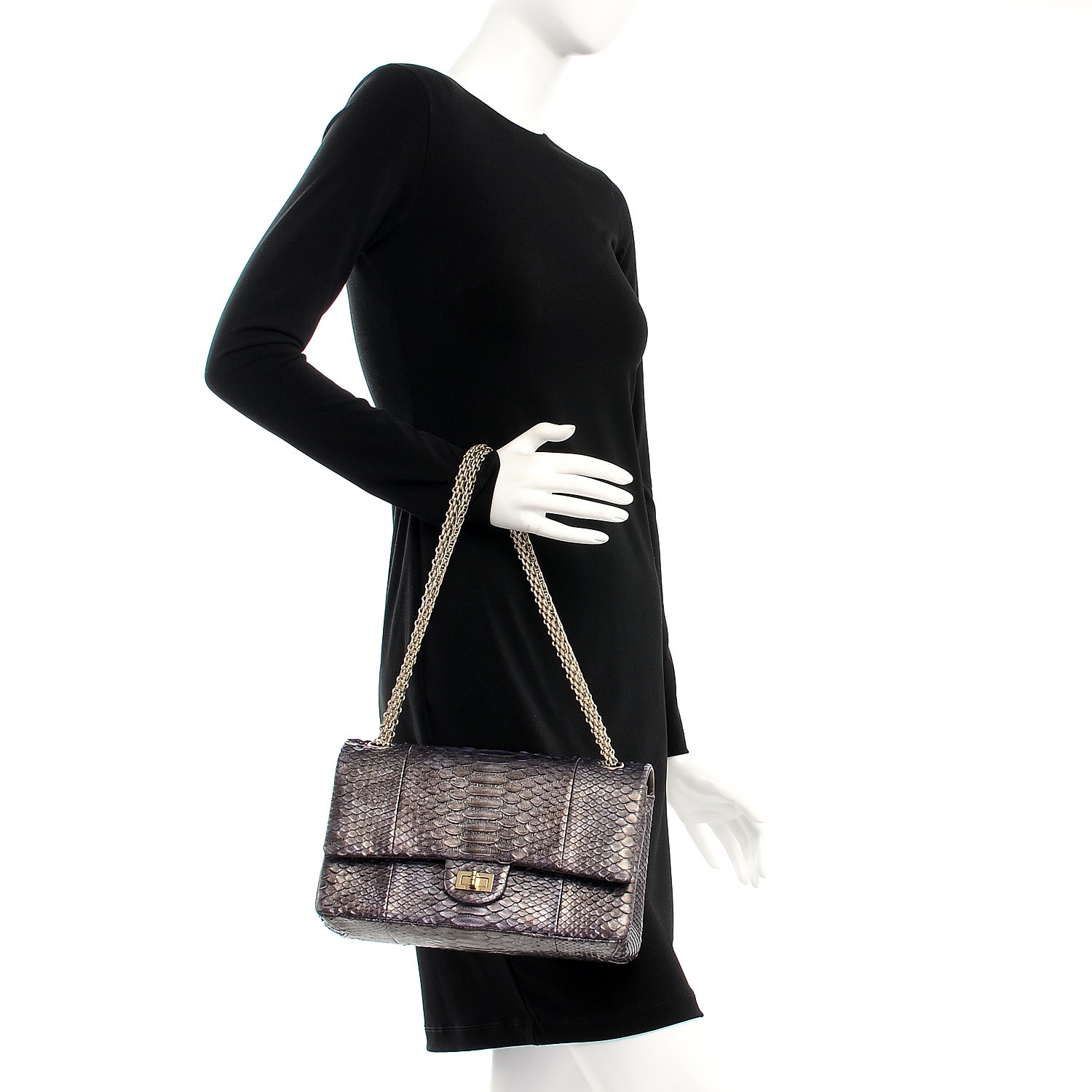 国内発送シャネル 復刻 2.55フラップバッグパイソン 226 CHANEL Metallic Python 2.55 Reissue 226 Flap Purple 212107