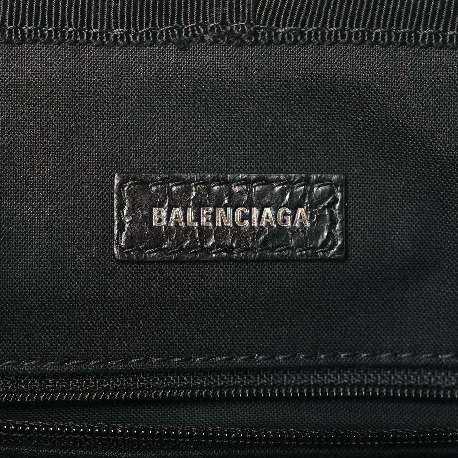 BALENCIAGA Pierced Arena Lambskin Messenger Bag バッグ ロゴ Balenciaga Men's Pierced Arena Lambskin Messenger Bag