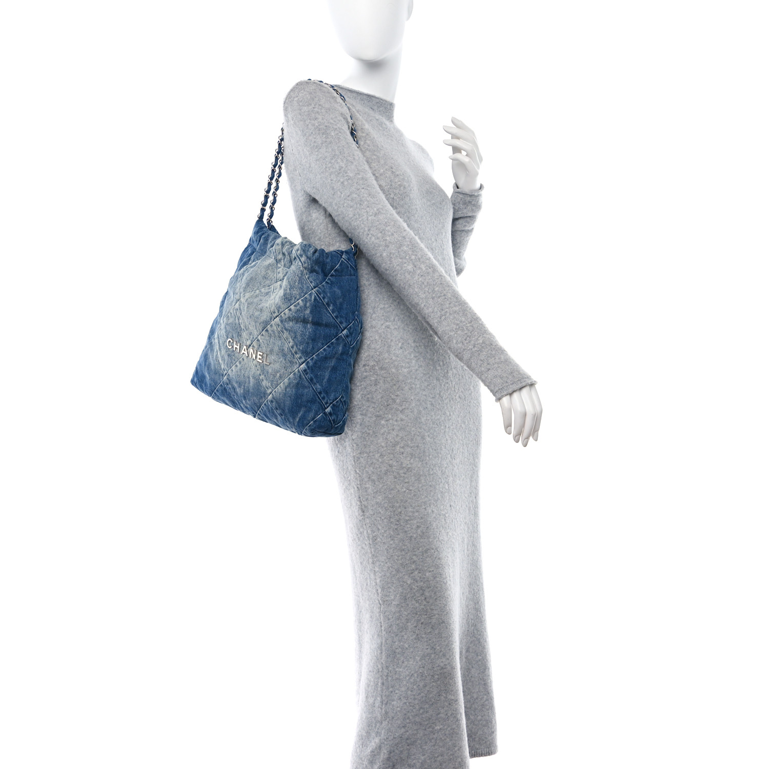 CHANEL 水色 Chanel 22 small handbag, Shiny calfskin & gold-tone metal