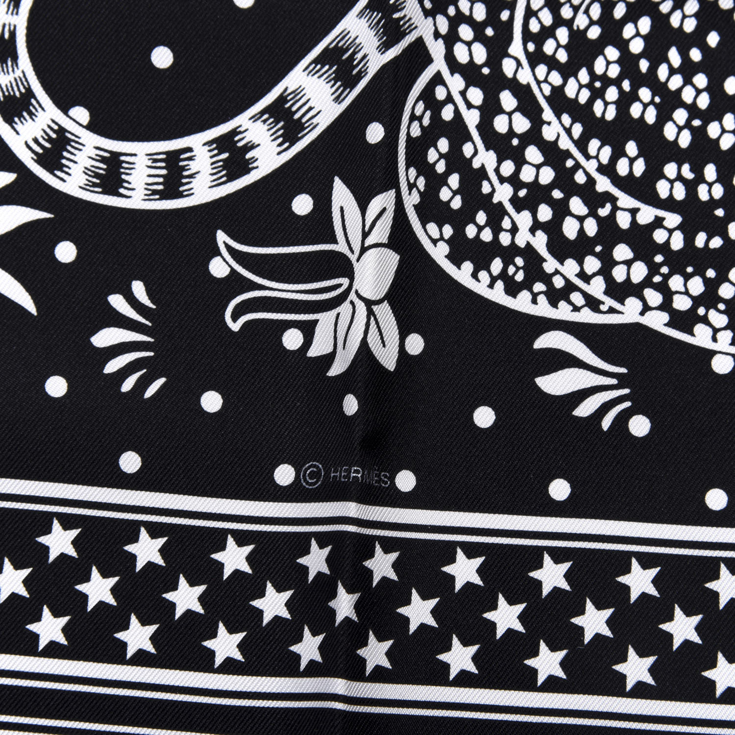 エルメス　LESBANDANASDESOIE SILK BANDANAS Brides de Gala Bandana a Pois scarf 70 | Hermès USA