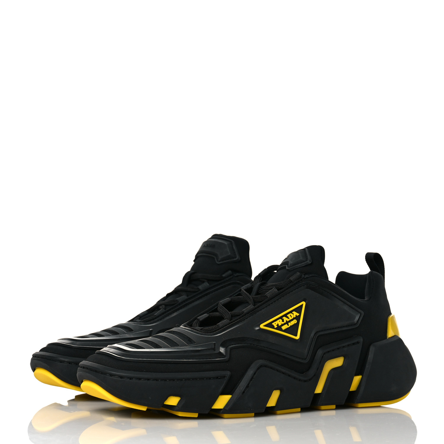 【万能デザイン】PRADA スエード（仔羊革）ランニングスニーカー 万能デザイン】PRADA スエード（仔羊革）ランニングスニーカー