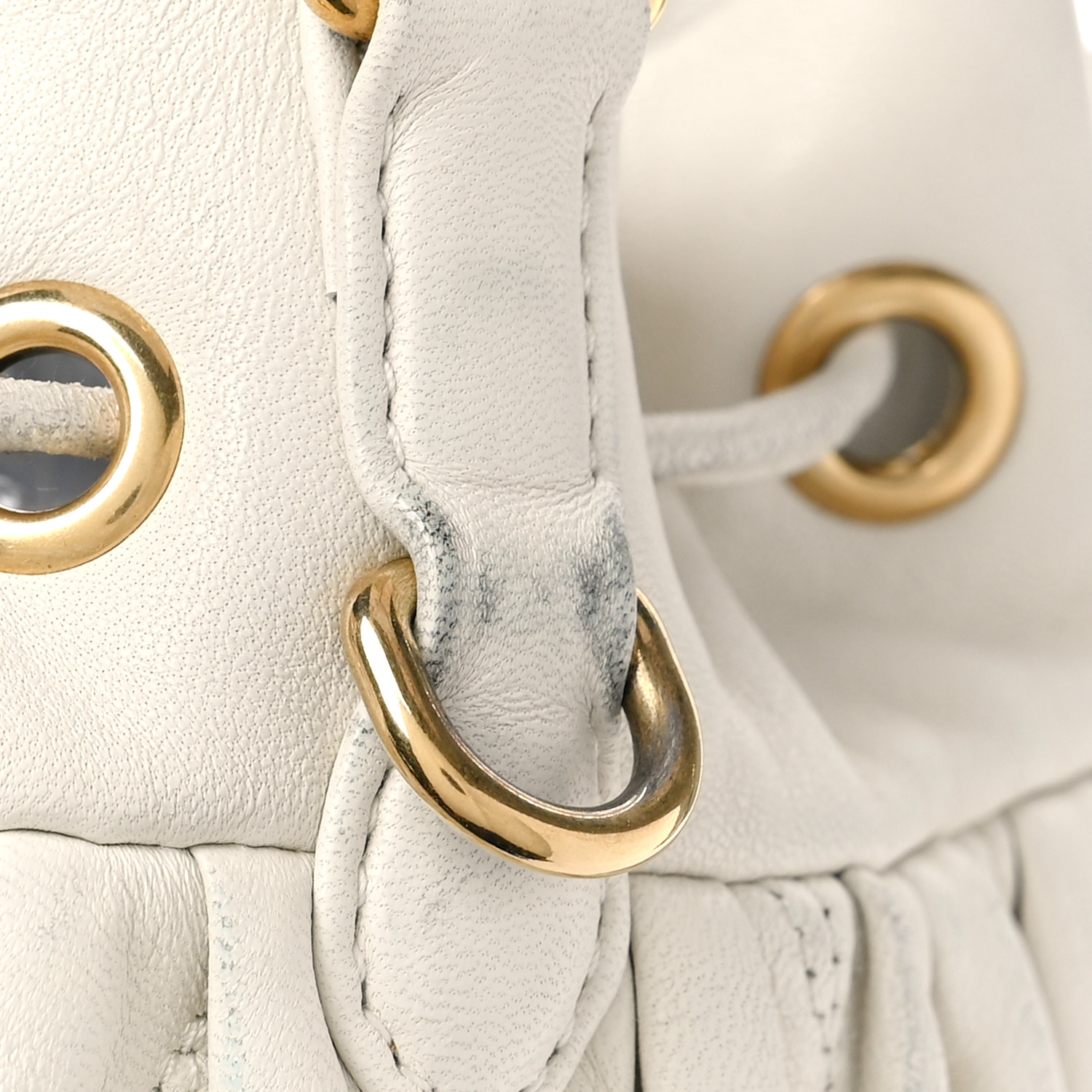 【Miu Miu】Matelasse Nappa Leather Bucket Bag White MIU MIU Nappa Matelasse Small Bucket Bag White 1269778