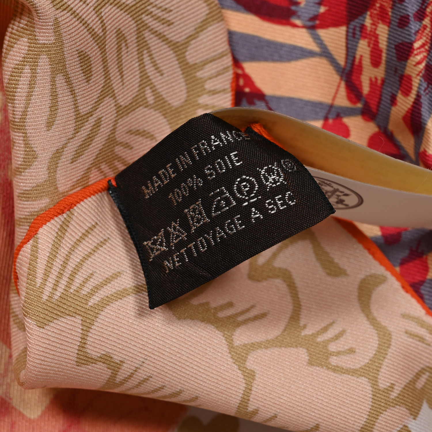 HERMES Silk Jungle Love au Tampon Scarf 70 Beige Rose Rouge