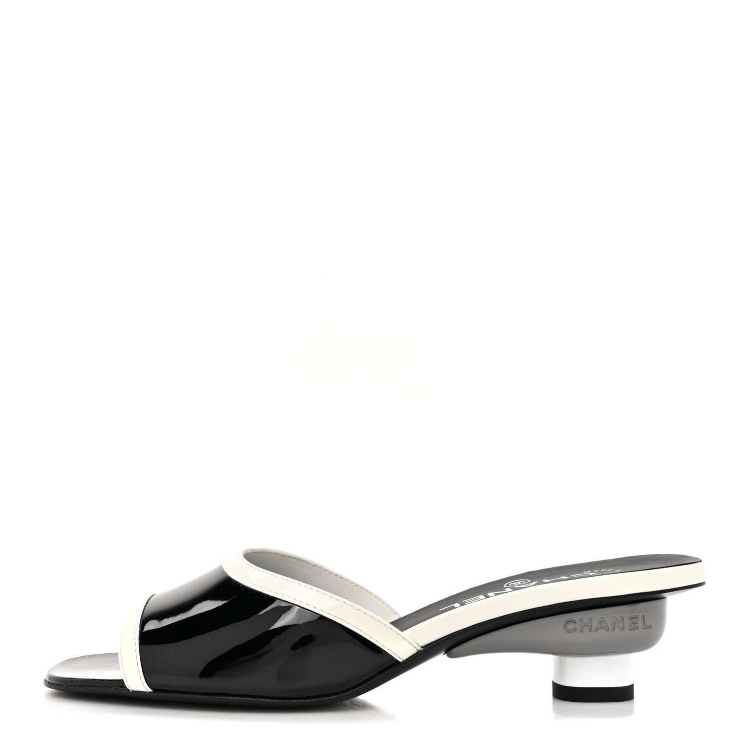 軽やか。洗練されたステップ♪【CHANEL】Patent Calfskin Mules CHANEL Patent Calfskin Mules 37.5 Black White 1660458
