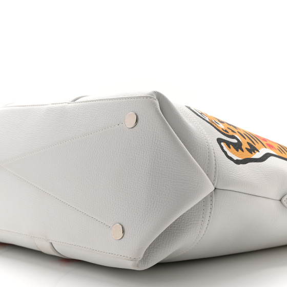 ヌイヌイ LOUIS VUITTON X NIGO Calfskin Tiger Journey Tote White