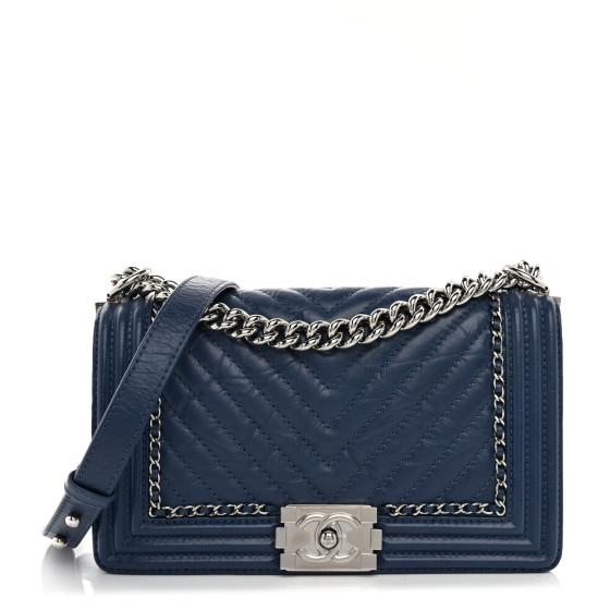ショルダーバッグ・ポシェット × ヴィンテージ(中古) Chanel Chevron Boy Bag Medium Chanel Medium Blue Calfskin Chevron Boy Bag - Luxe Du Jour