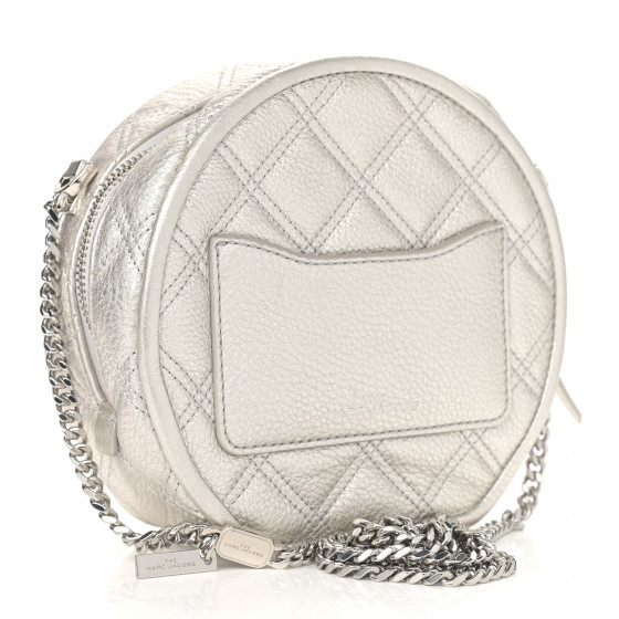 【きれいめファッション51選】上品さと清潔感をキープし MARC JACOBS Status The Quilted Calfskin Grained Metallic バッグ