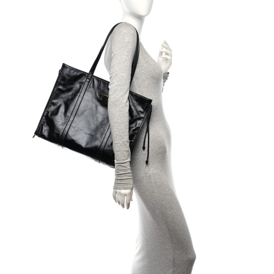 トートバッグ PRADA SOFT LUX LEATHER LARGE TOTE BAG PRADA Soft Lux Large Shopping Tote Black 1573287 | FASHIONPHILE