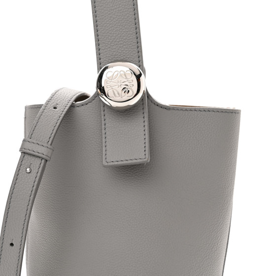 ショルダーバッグ・ポシェット LOEWE Dove Grey Leather Mini Pebble Bucket Bag Loewe Pebble Mini leather bucket bag Loewe