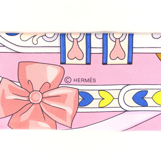 ハートやクローバで幸運を呼ぶHermes Harnais de Coeurツイリー Harnais de Coeur Twilly | Hermès Mainland China