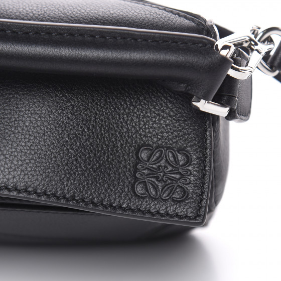 美品LOEWE レザーミニポーチ 黒 Loewe - Pebble Pouch Black Leather Crossbody | Mitchell Stores