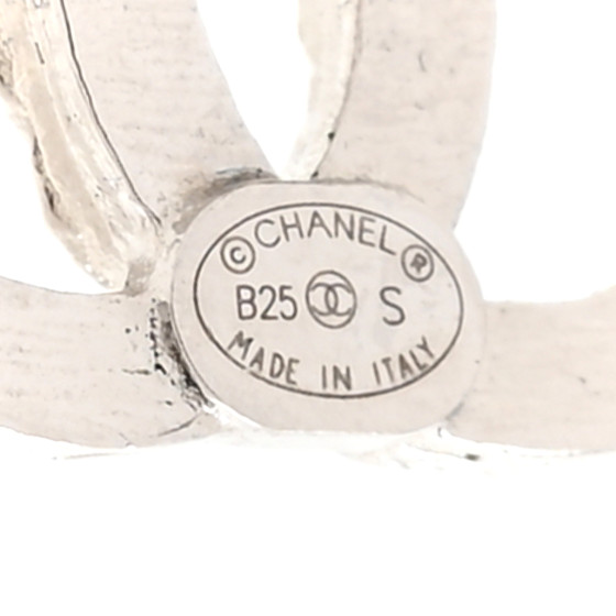 c出品 CHANEL Metal CC Textured Earrings Silver 1703435 | FASHIONPHILE