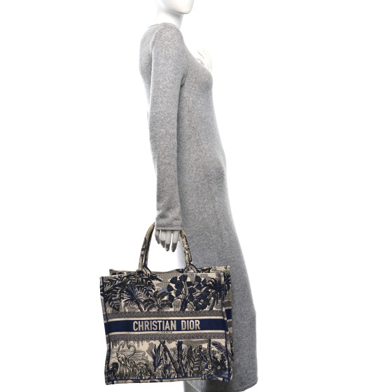 自然の美を纏う｜Book Tote “Toile de Jouy Palms”【Dior】 CHRISTIAN DIOR Canvas Embroidered Large Palm Tree Toile De