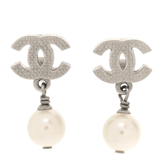 るい CHANEL Pearl CC Drop Earrings Silver 1667364 | FASHIONPHILE