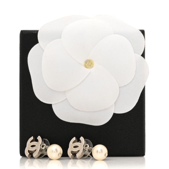 るい CHANEL Crystal Pearl CC Earrings Silver 1502929 | FASHIONPHILE