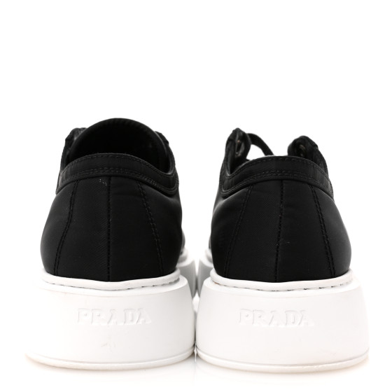 【PRADA】ナプラック パテントレザー スニーカー triangle ロゴ Prada triangle-logo lace-up Sneakers | Black | FARFETCH