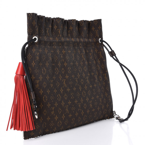 LOUIS VUITTON バッグ Louis Vuitton Black Quilted Leather New Wave Chain Pochette