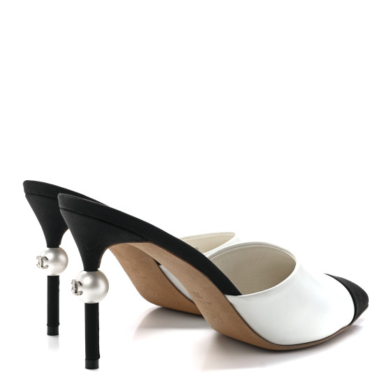 軽やか。洗練されたステップ♪【CHANEL】Patent Calfskin Mules CHANEL Patent Calfskin Mules 37.5 Black White 1660458