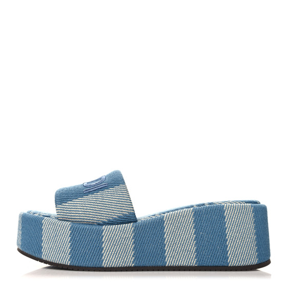サンダル・ミュール FENDI Fendi Sunshine slide sandal in denim Fendi Sunshine Logo Denim Flat Sandals | Saks Fifth Avenue