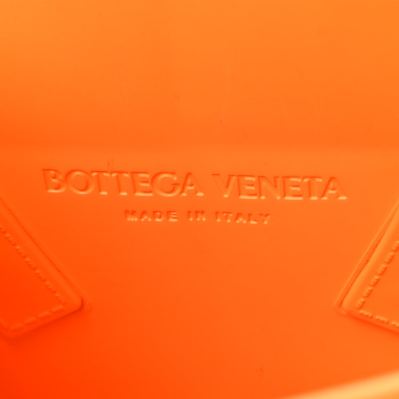 トートバッグ Bottega Veneta Arco Mini Rubber Shopping Bag Tangerine BOTTEGA VENETA Rubber Maxi Intrecciato Mini Arco Tote