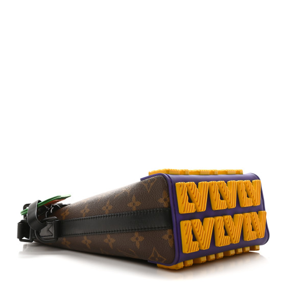 Louis Vittonの限定販売品です。 LOUIS VUITTON Monogram LV Rubber Cruiser Messenger