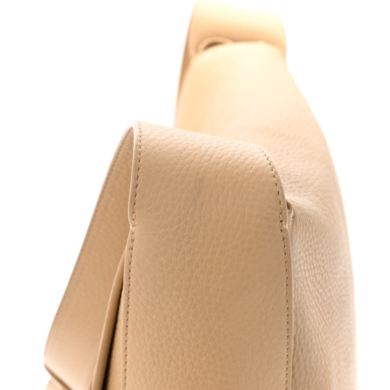 （セレブ御用達）The Row Averyレザーメッセンジャーバッグ THE ROW Avery Flap Messenger Bag in Calf Leather Beige $2600