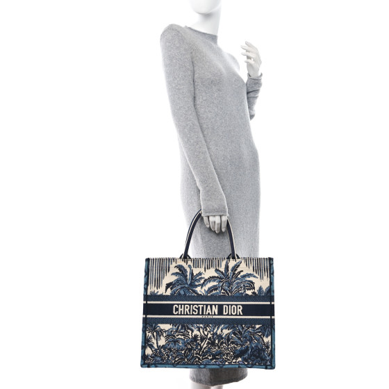 自然の美を纏う｜Book Tote “Toile de Jouy Palms”【Dior】 CHRISTIAN DIOR Canvas Embroidered Large Palm Tree Toile De